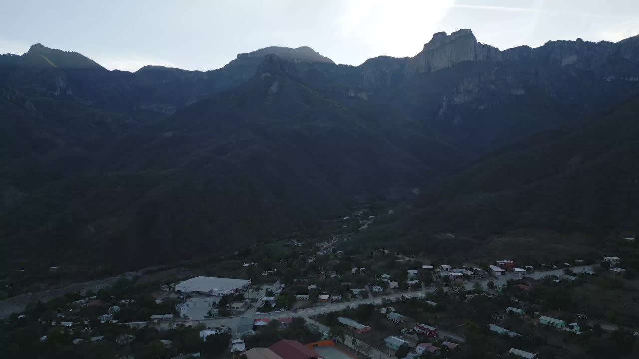 独特的铜峡谷墨西哥山村山谷马德雷西部，奇瓦瓦州，墨西哥视频素材