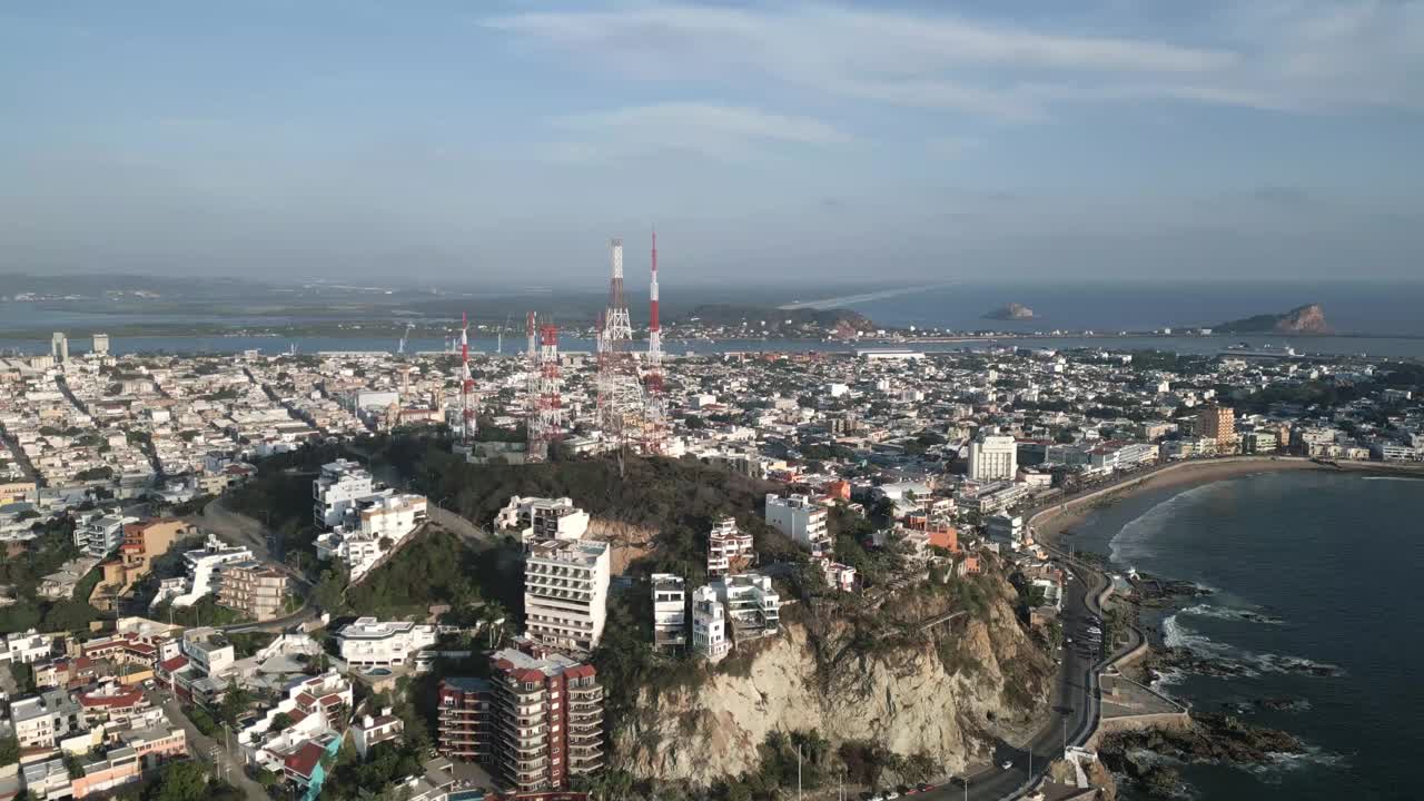 空中无人机飞马萨特兰锡那罗亚市墨西哥全景蓝色海洋海岸线太平洋视频素材