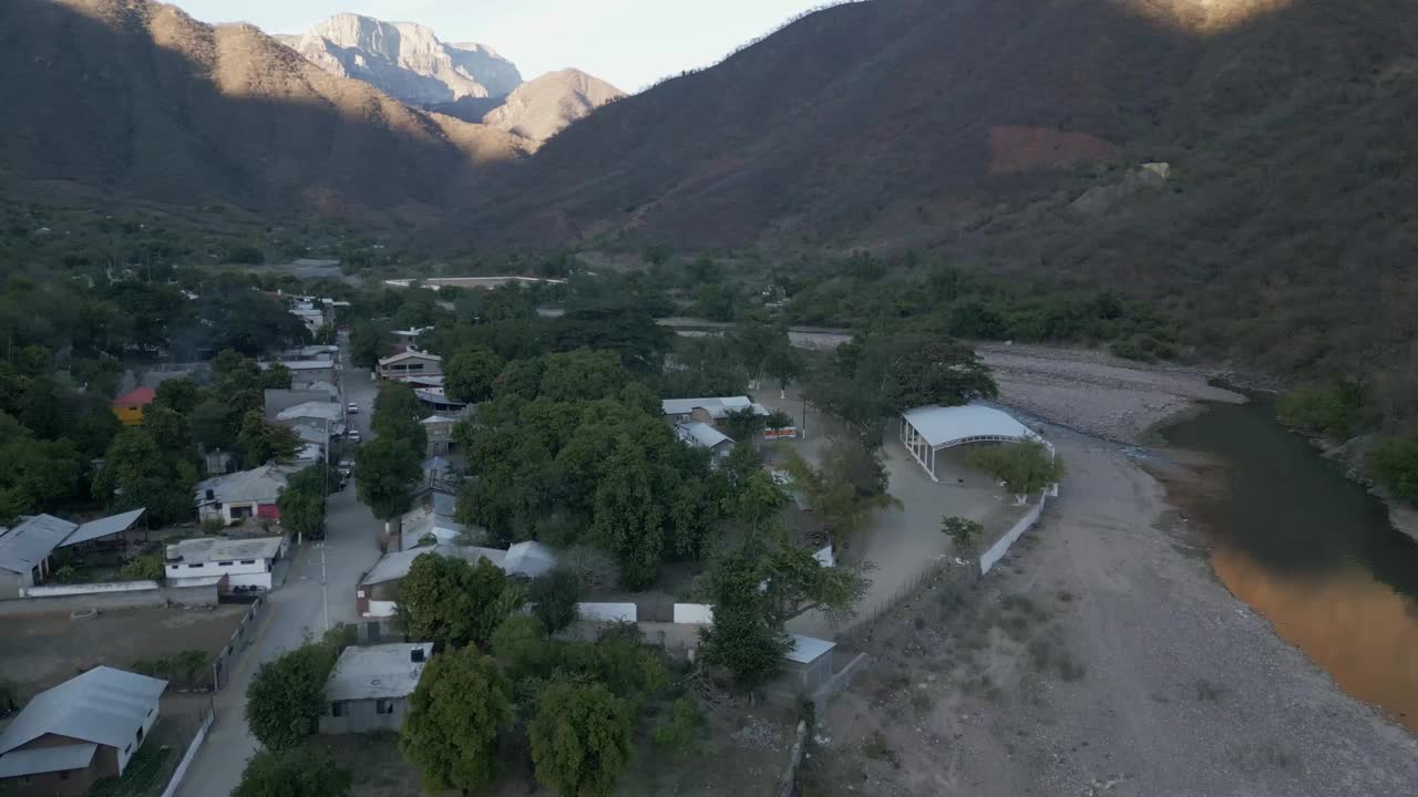 独特的铜峡谷墨西哥山村山谷在西马德雷山脉，吉娃娃，无人机航拍视频素材