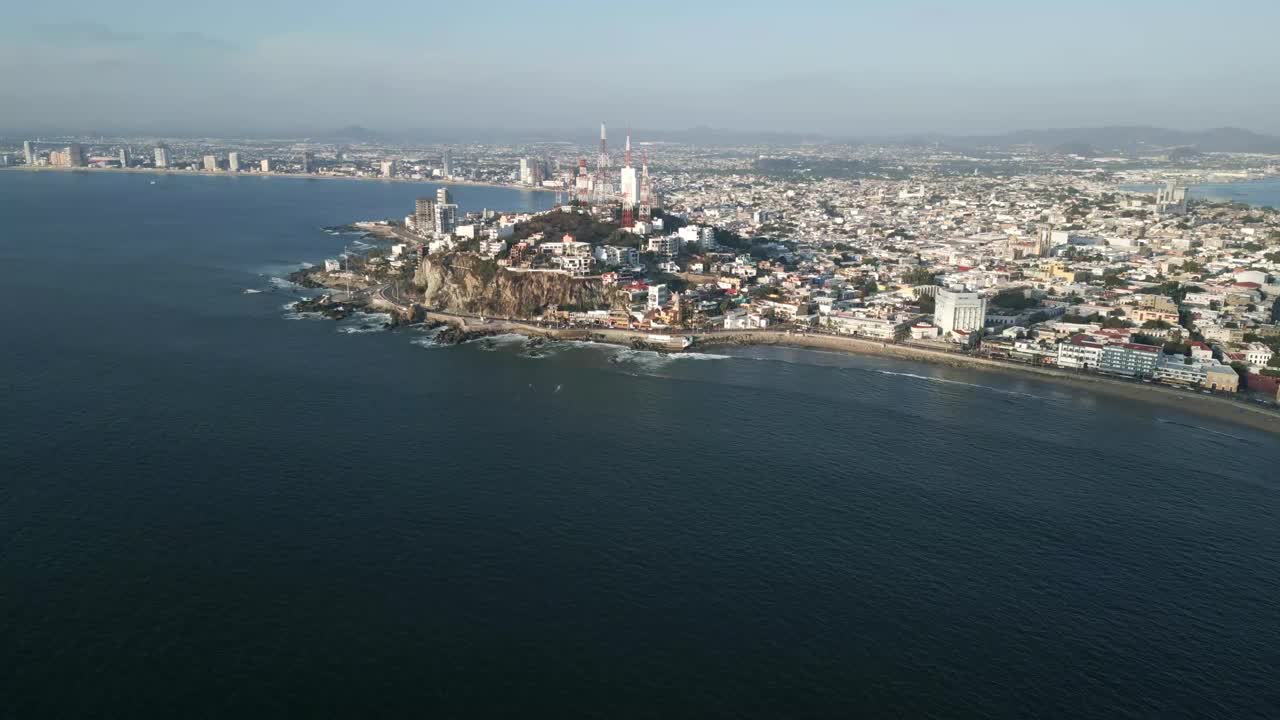 空中无人机飞马萨特兰锡那罗亚市墨西哥全景蓝色海岸线视频素材