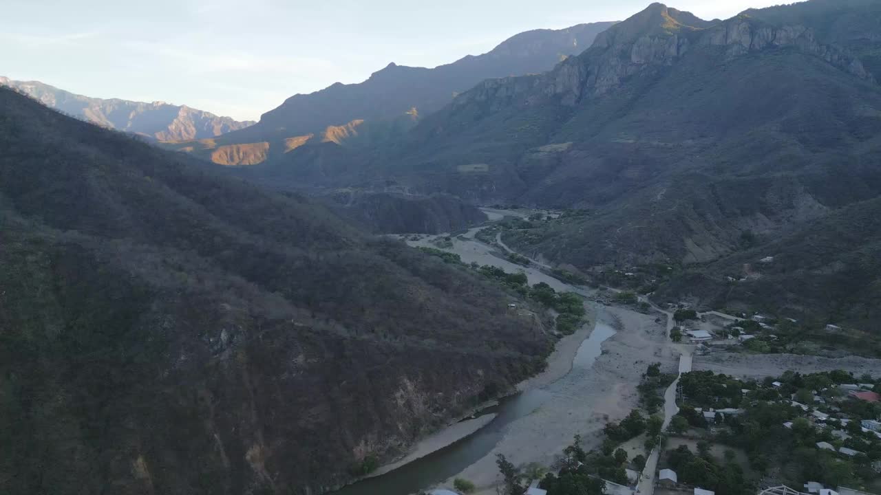 独特的铜峡谷墨西哥山村山谷在西马德雷山脉，奇瓦瓦，绿色山谷在土著山顶，墨西哥视频素材