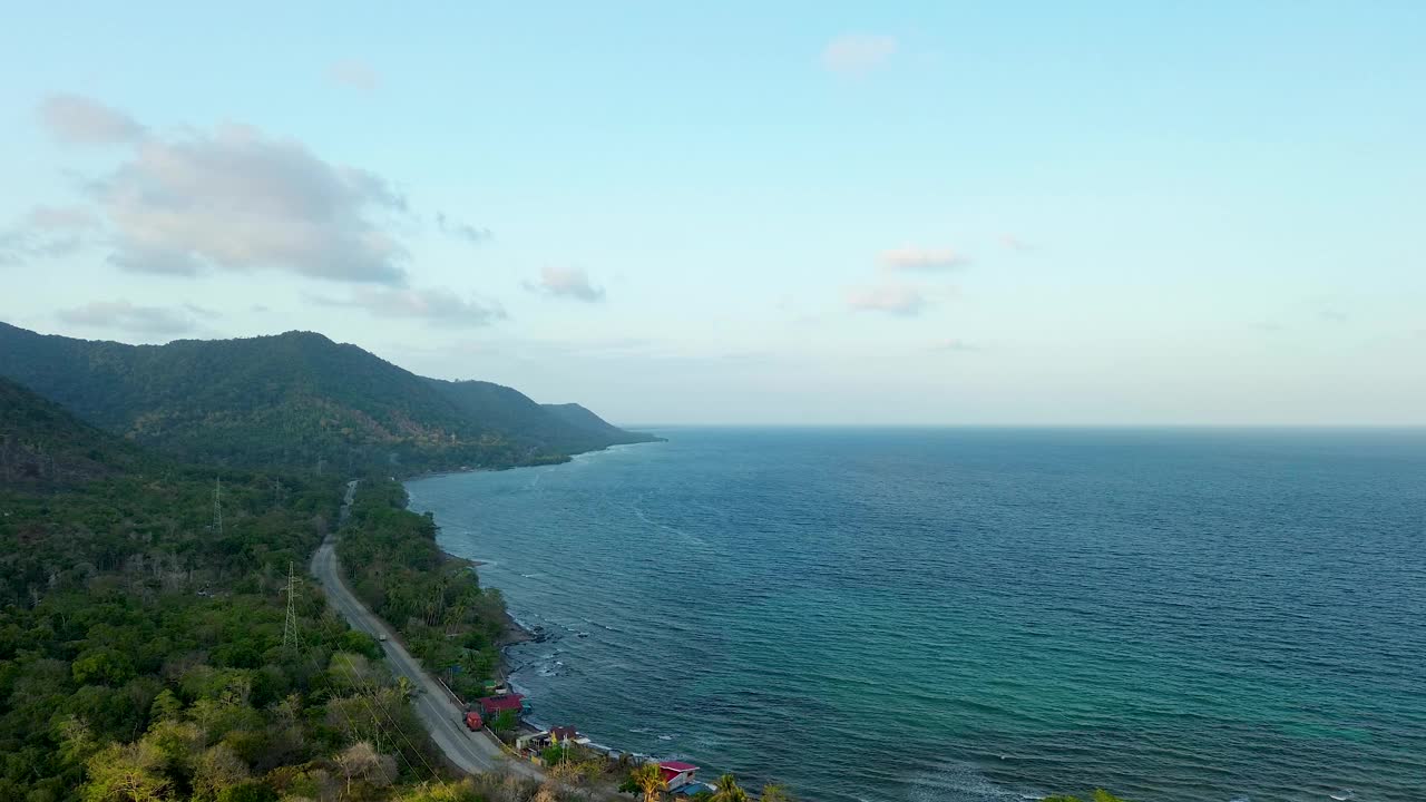 伊朗的海岸拥抱山与海视频下载