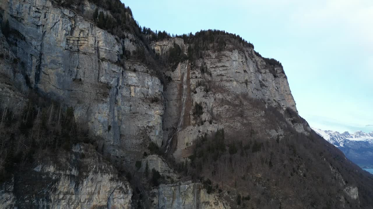 Seerenbach瀑布的鸟瞰图，这是瑞士瓦伦泽附近的一系列瀑布，背景是积雪覆盖的崎岖山脉。视频素材