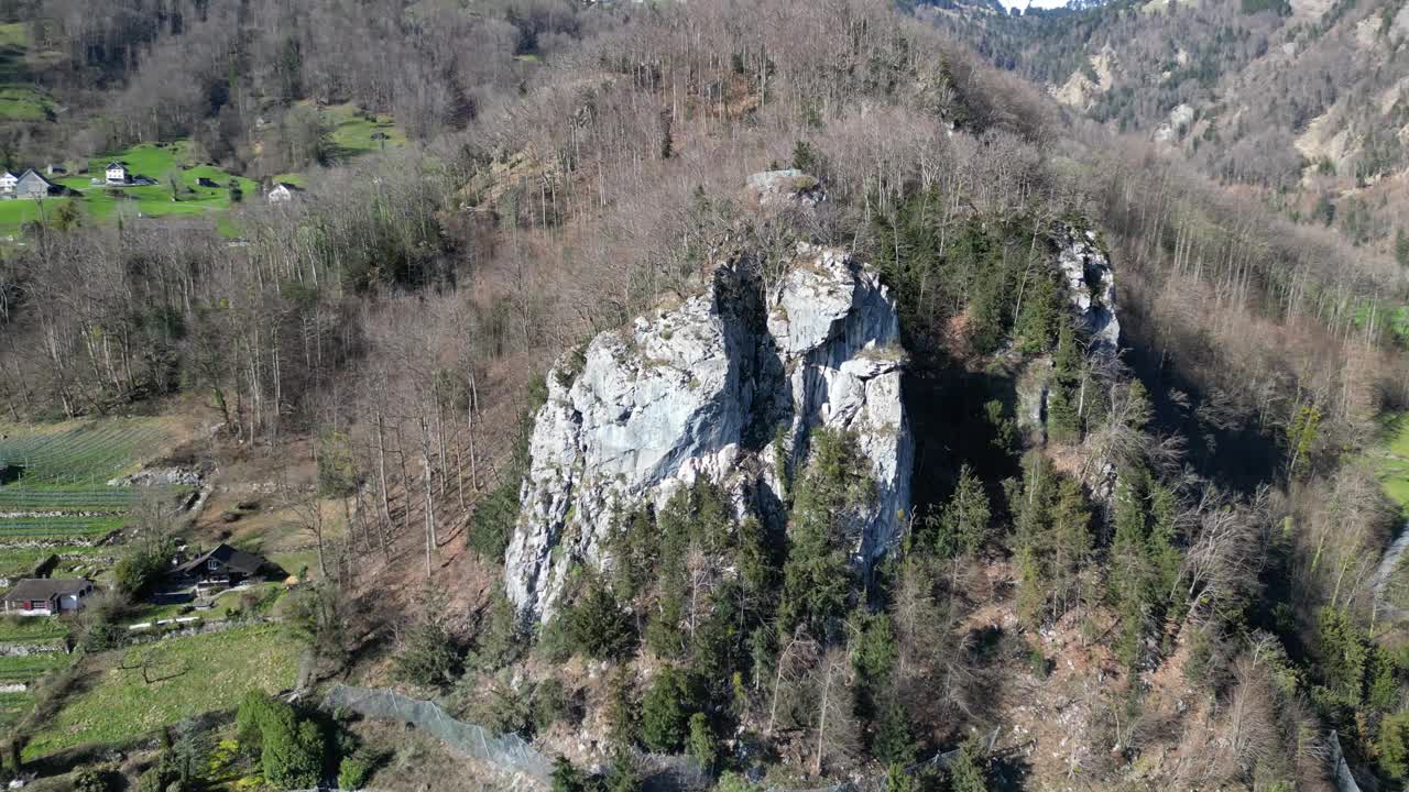 瑞士崎岖的山景和郊区的居民区吸引了Weesen，一个隐藏在周围地区的古色古香的村庄。视频素材