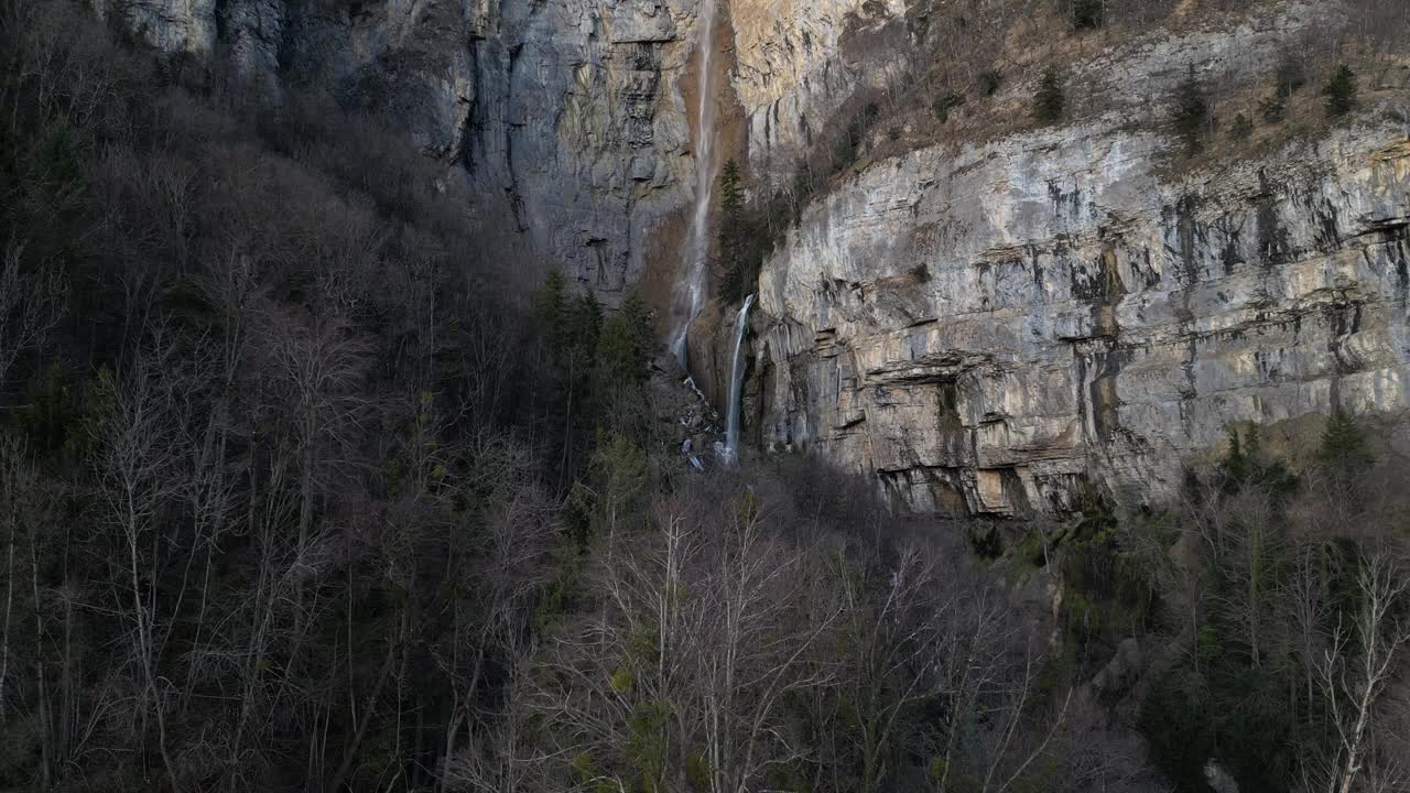 Seerenbach瀑布的鸟瞰图，由三个瀑布组成，位于Amden市的Betlis附近，靠近瑞士Walensee海岸。视频素材