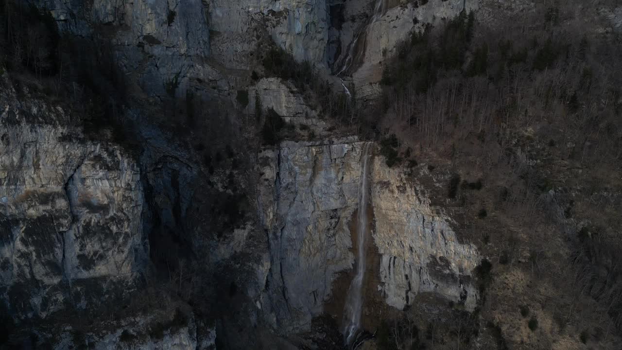 Seerenbach瀑布崎岖的山地地形的航拍图，这是位于瑞士瓦伦泽附近阿姆登市Betlis附近的一系列瀑布。视频素材