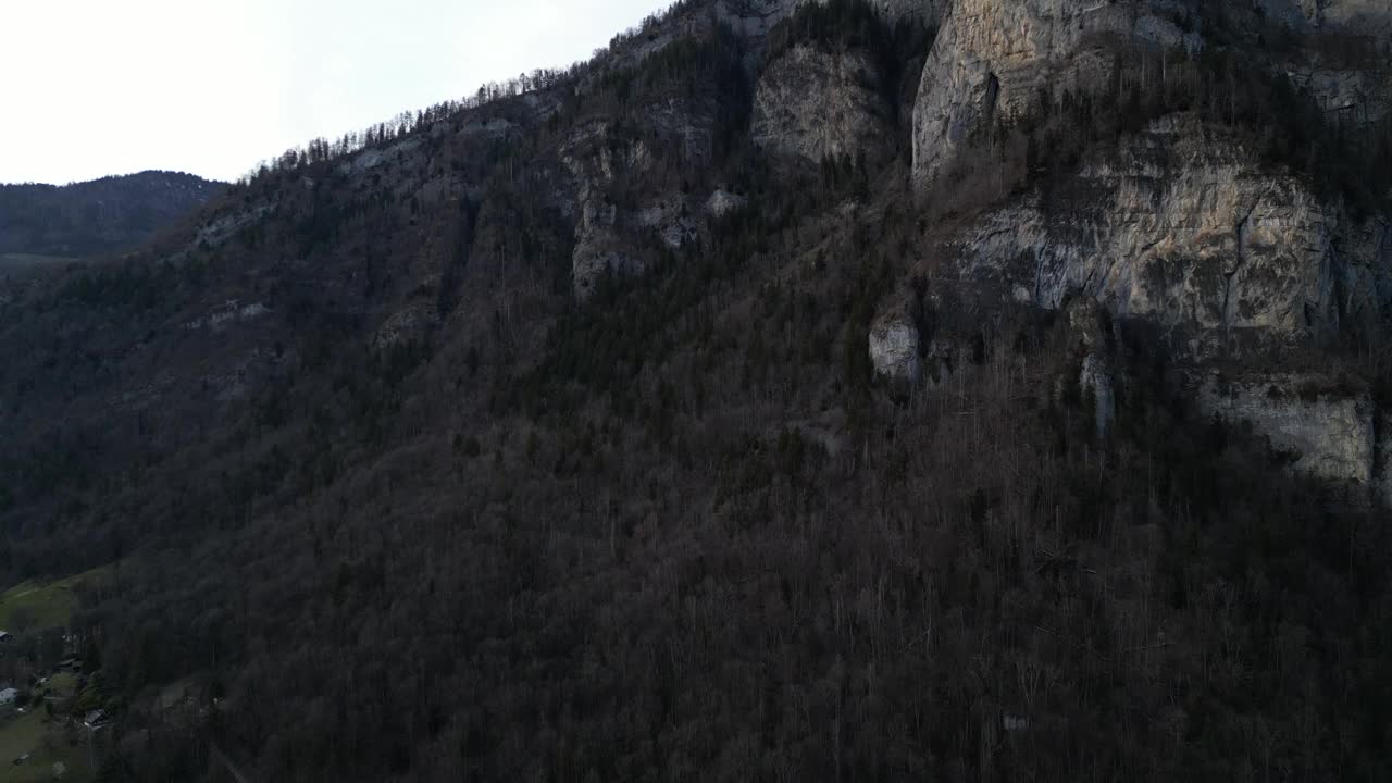 位于瑞士瓦伦泽附近的阿姆登市贝特里斯附近的山地地形以崎岖和多石的景观而闻名。视频素材