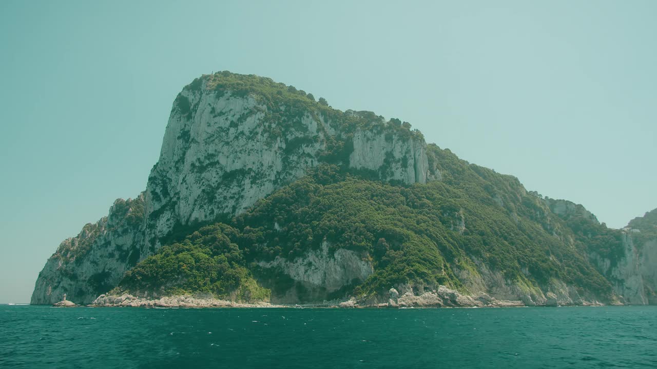 卡普里岛海岸的大型岩层和松树林海景。在意大利的游船上度过暑假。视频素材