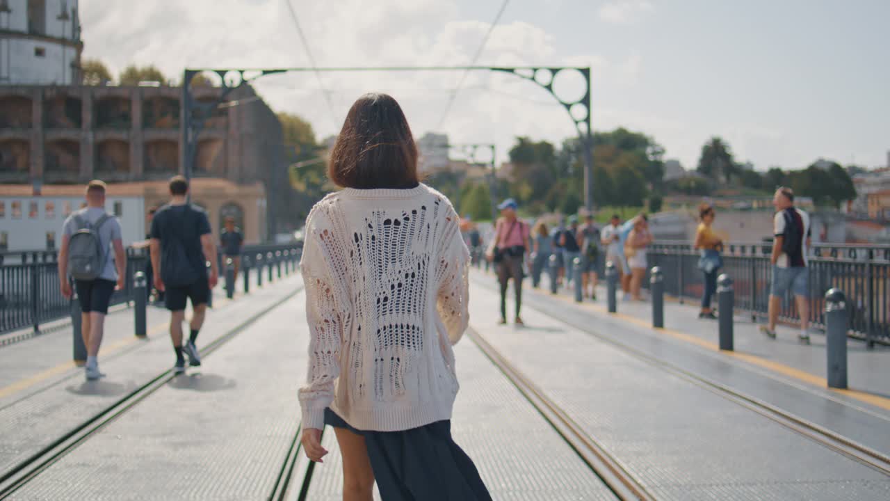 时尚的女人走栏杆在夏天的后景。模型旋转摄像机视频素材