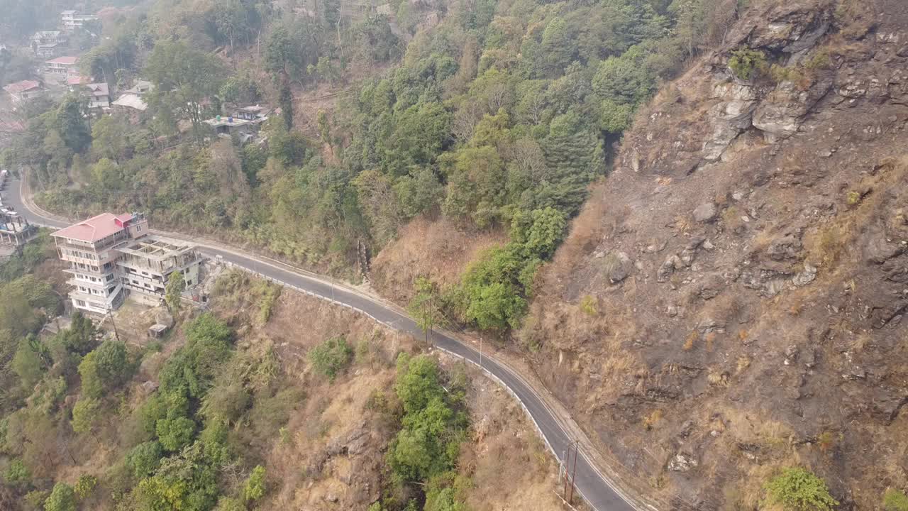 俯视图陡峭的山路在山站印度视频素材