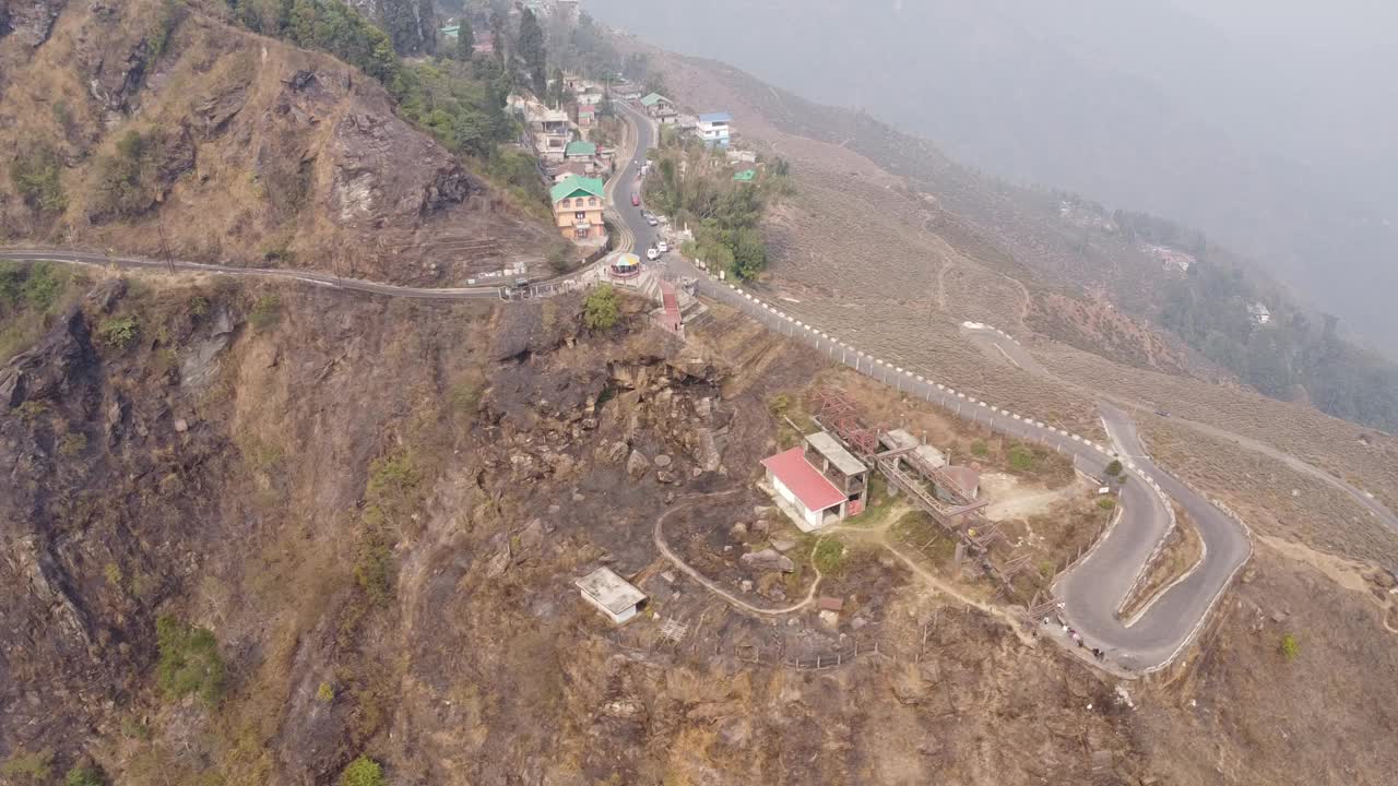 无人机拍摄了喜马拉雅山脉中茶谷斜坡的视频视频素材