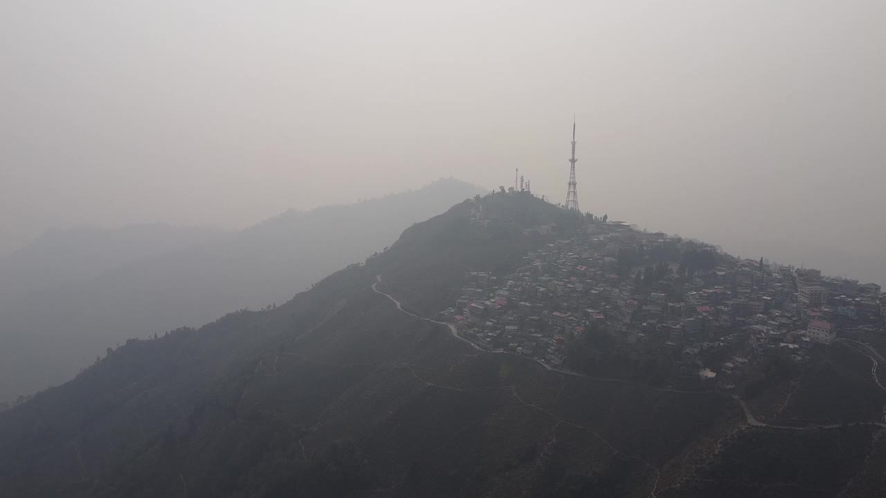 在雾蒙蒙的天气里，慢动作无人机拍摄了一段亚洲山区车站的视频视频素材