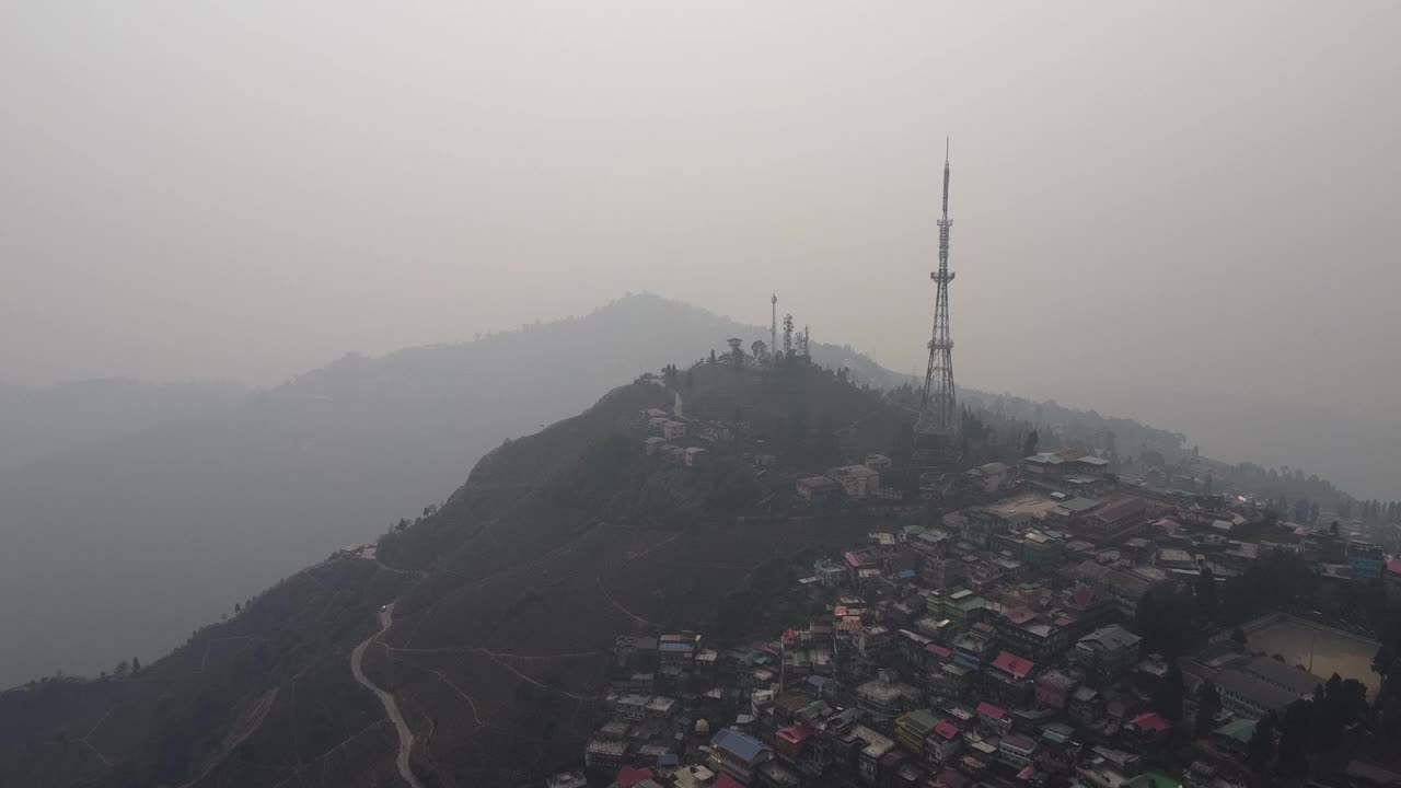 在雾蒙蒙的天气里，慢动作无人机拍摄了一段亚洲山区车站的视频视频素材