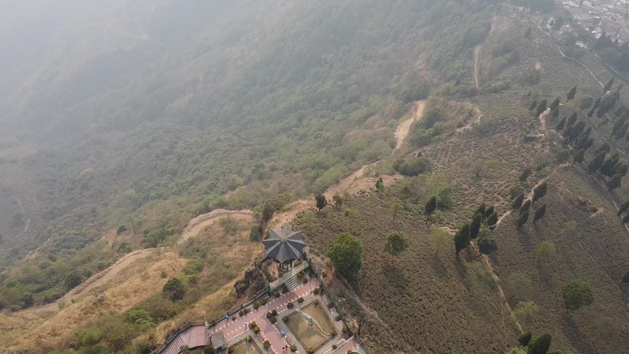 无人机降落的视频拍摄于印度的一个山区视频下载