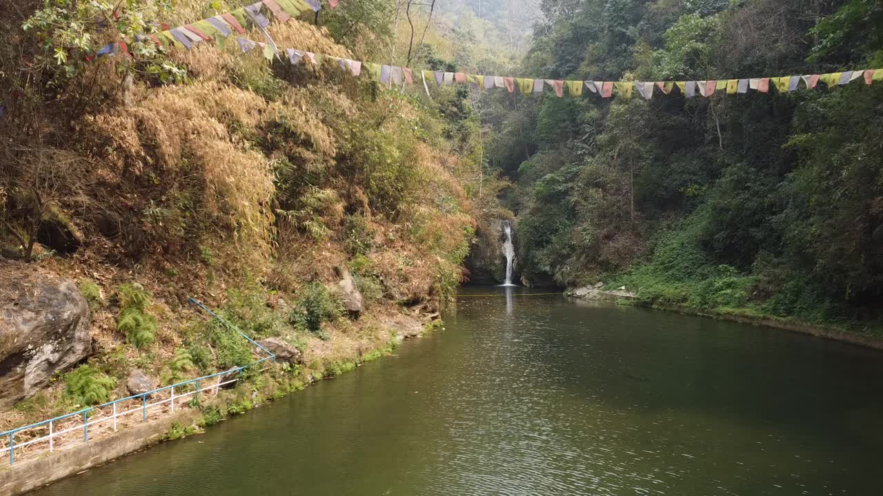 无人机拍摄了印度瀑布和湖泊的视频视频下载