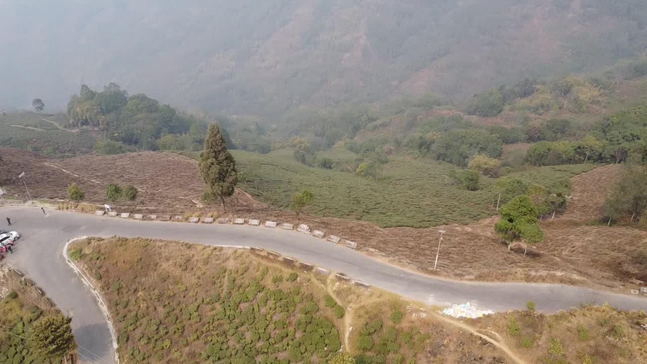 航拍无人机拍摄了亚洲茶园山坡上的山路视频下载