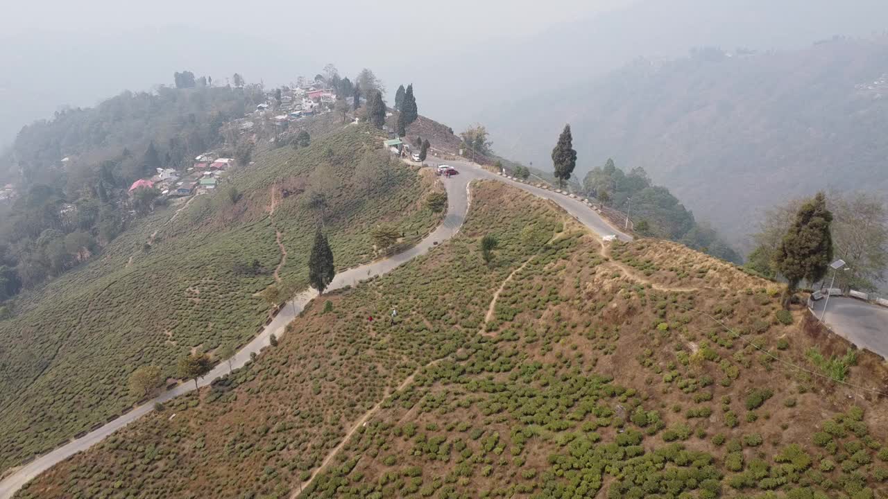 航拍无人机拍摄了亚洲茶园山坡上的山路视频下载