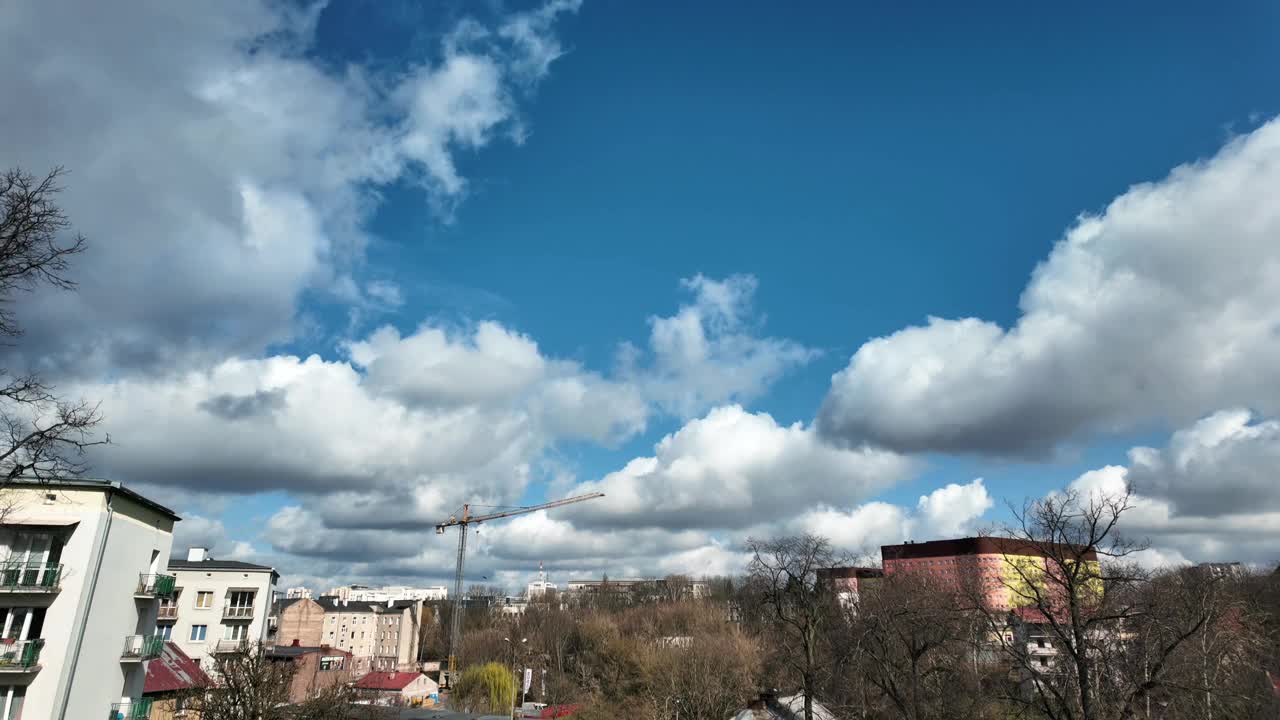 云在蓝天中移动。云在灿烂的蓝天上奔跑。自然抽象背景。时间流逝。视频素材