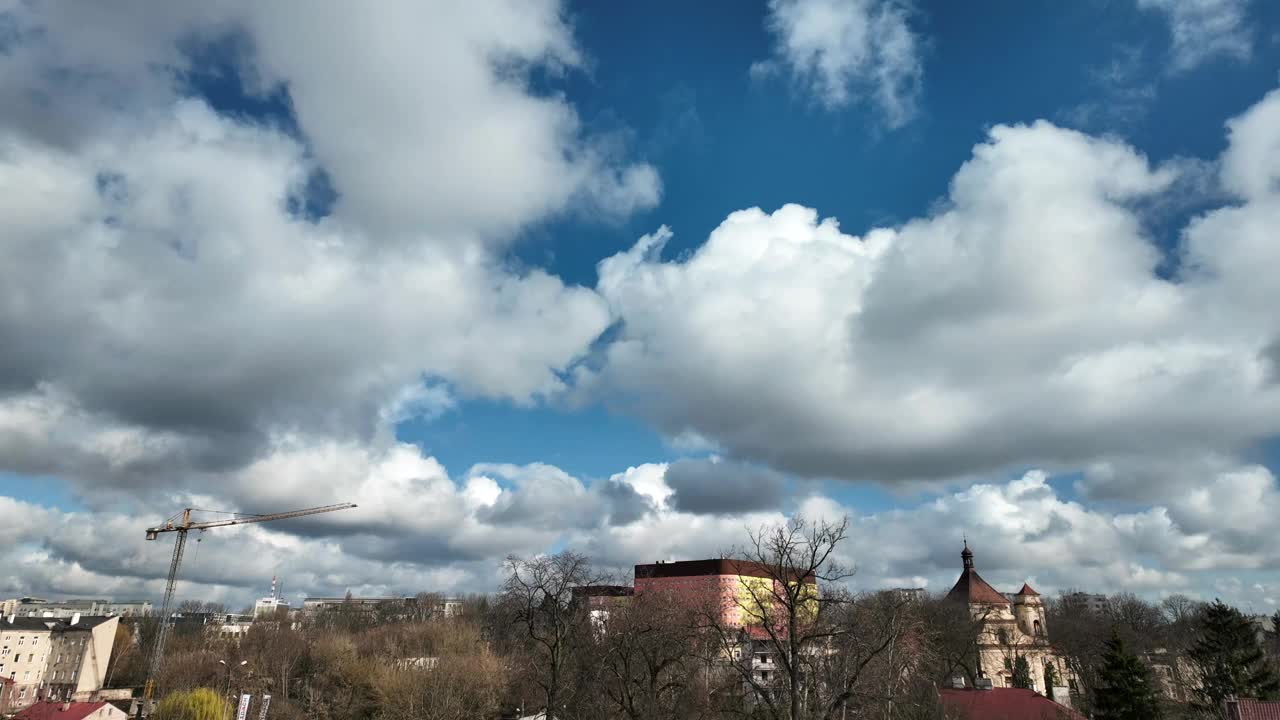 云在蓝天中移动。云在灿烂的蓝天上奔跑。自然抽象背景。时间流逝。视频素材