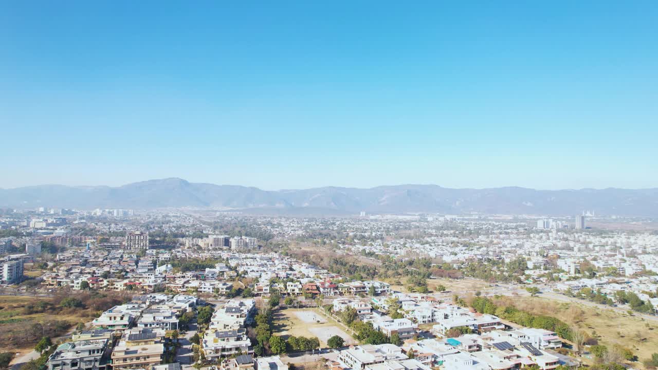 伊斯兰堡与马加拉山和住宅楼城市景观鸟瞰图视频素材