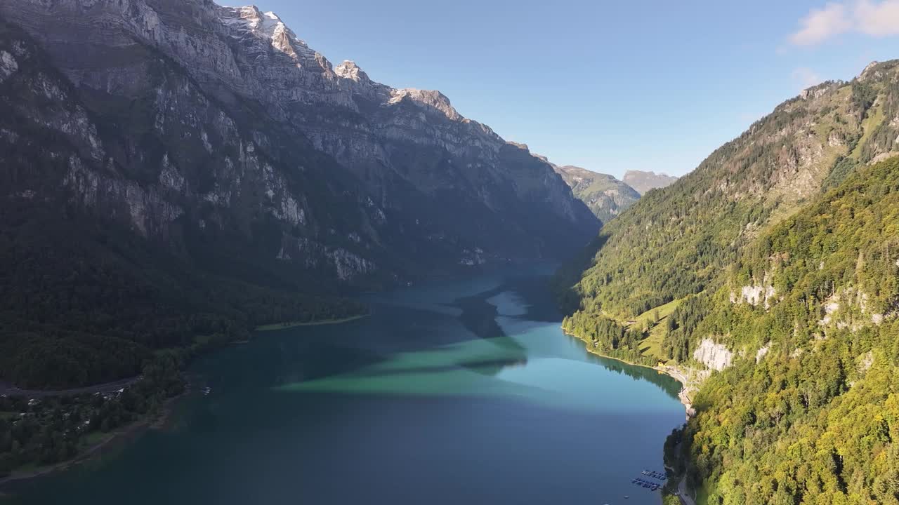 壮丽的鸟瞰图Klöntalersee与Vorderglärnisch山峰在格拉鲁斯，瑞士，在一个阳光明媚的日子视频素材