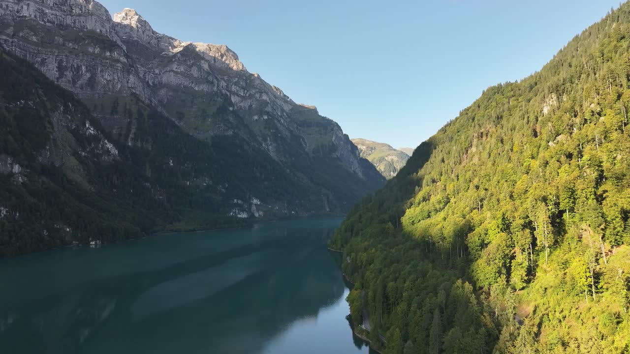 位于瑞士格拉鲁斯Klöntalersee与Vorderglärnisch山顶的山湖，宁静的自然风光，航拍视频素材