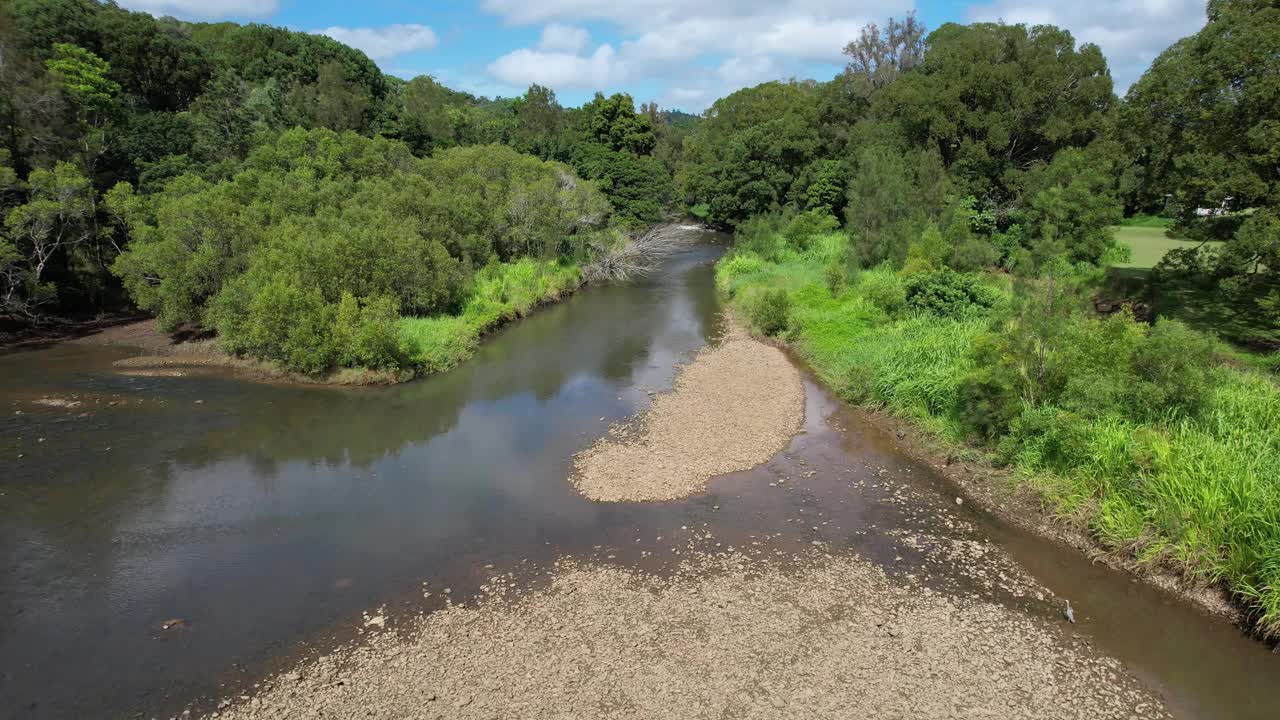 田园诗般的景色Currumbin溪在罗伯特纽曼公园在Currumbin谷，黄金海岸，昆士兰，澳大利亚。空中拍摄视频素材