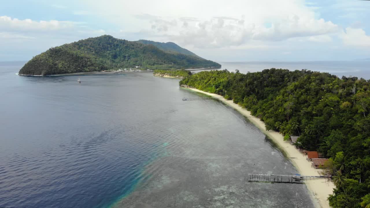 印度尼西亚拉贾安帕群岛的克里岛令人叹为观止的美景。空中盘旋拍摄展示蓝色的水和郁郁葱葱的景观。适合旅行、探险或海洋保护项目视频素材