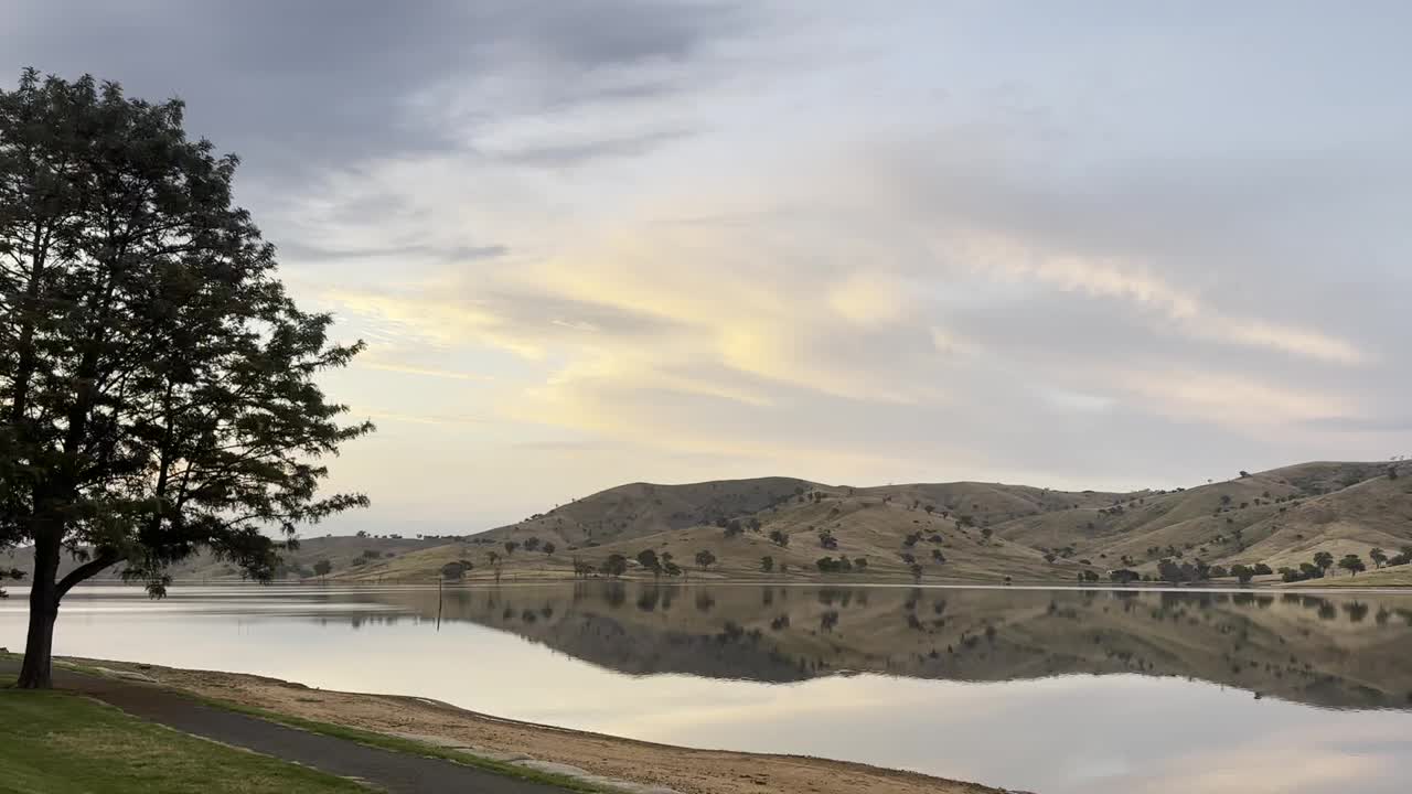 夕阳映在镜湖上，群山起伏，鸟语花香视频下载