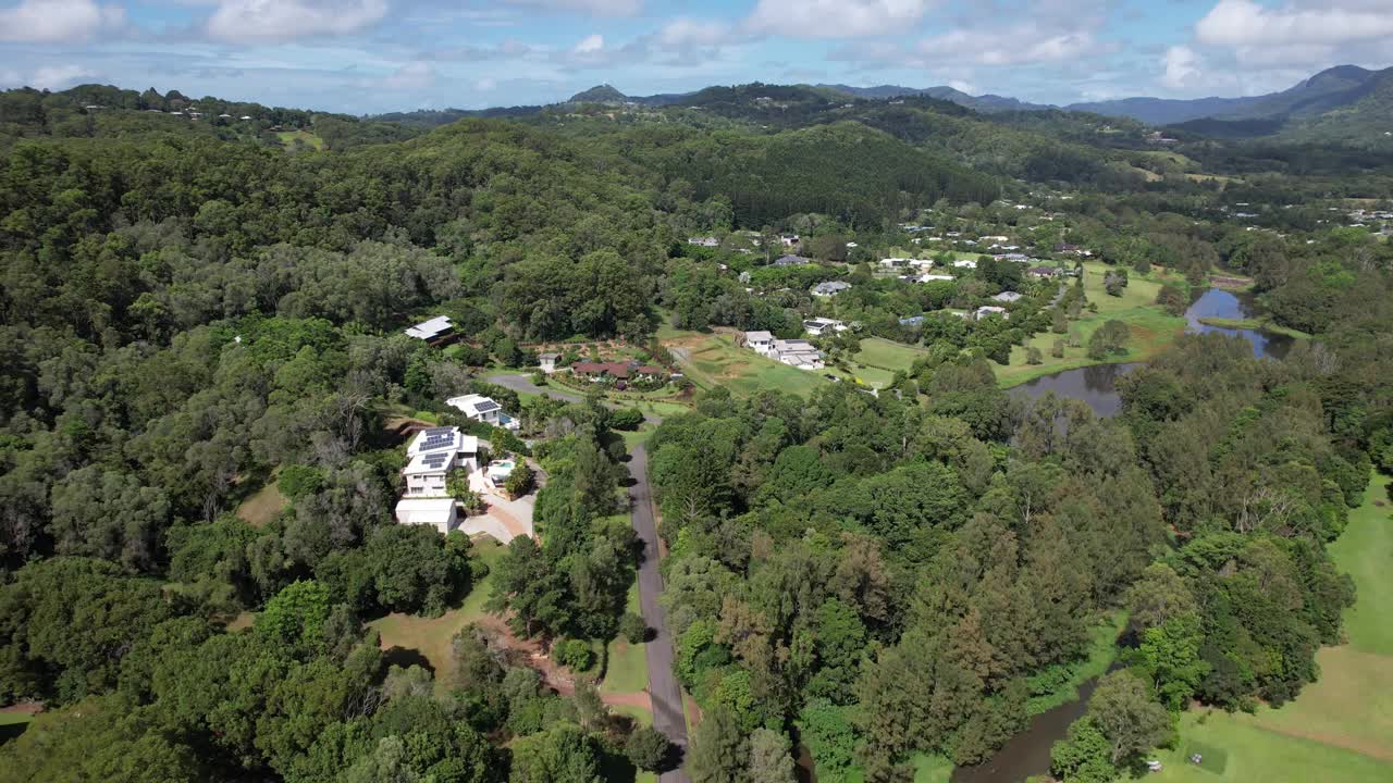 澳大利亚昆士兰州Currumbin山谷的海滨大道上的可持续住宅。空中拍摄视频素材