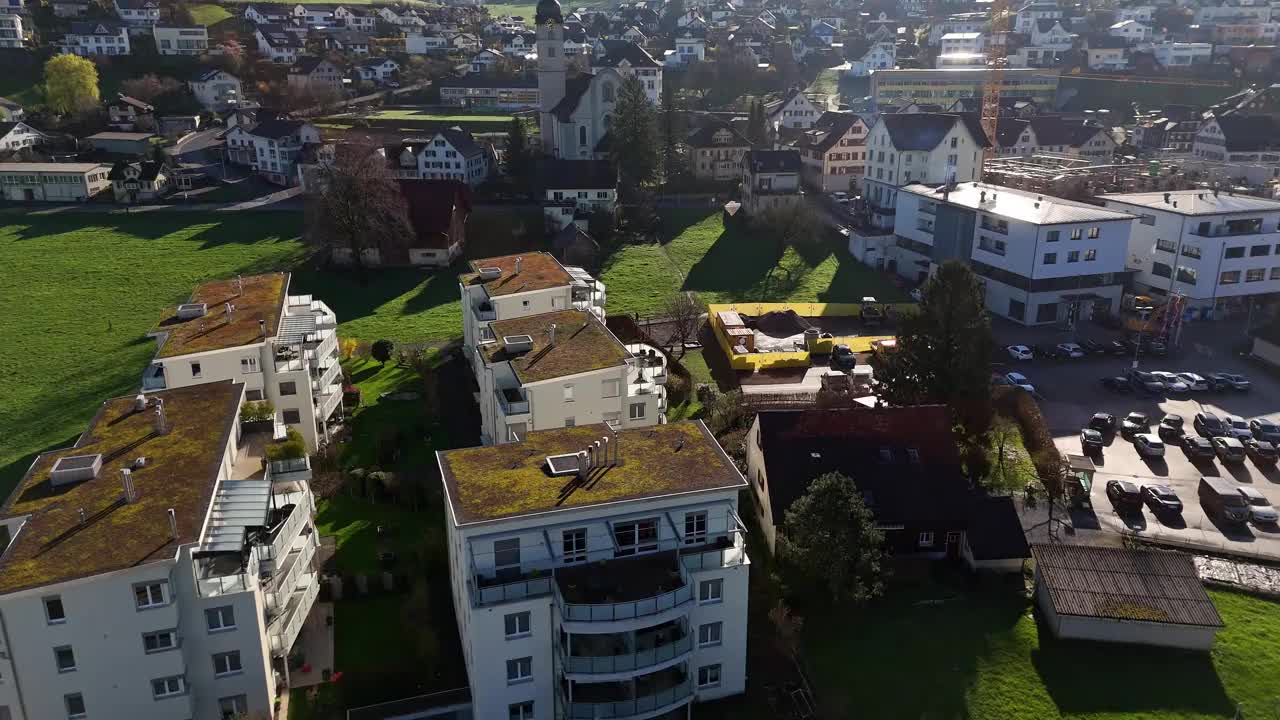 瑞士，Benken，建筑，绿地，晴朗的天空，阳光投下的阴影，鸟瞰图视频素材