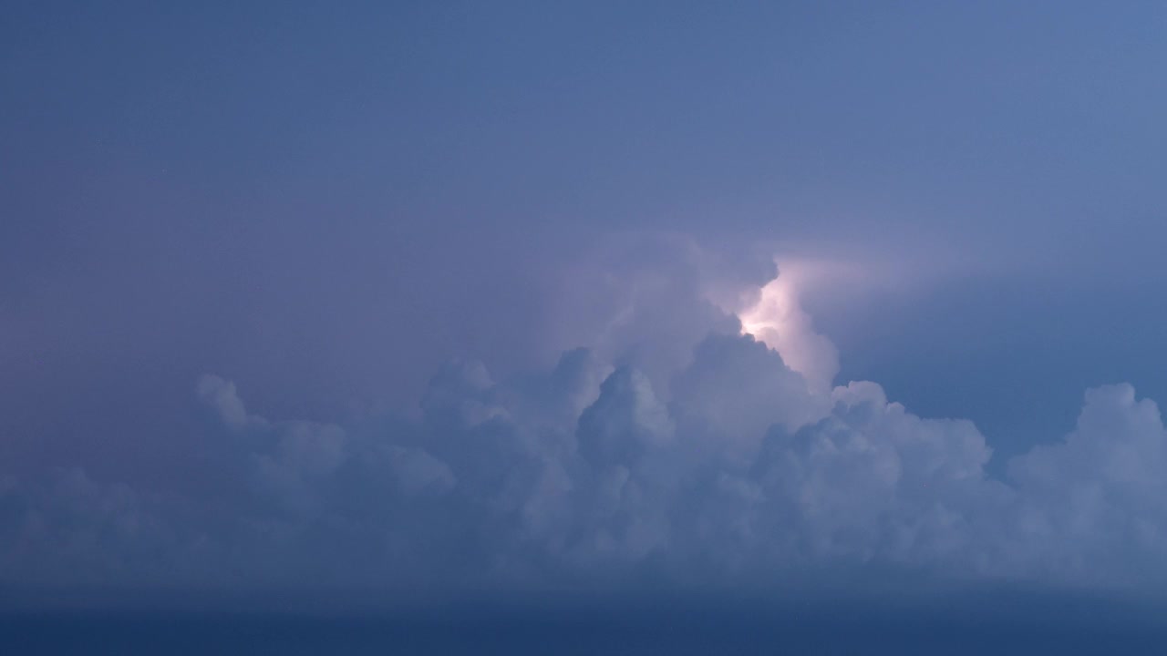 闪电照亮的雷雨云视频素材