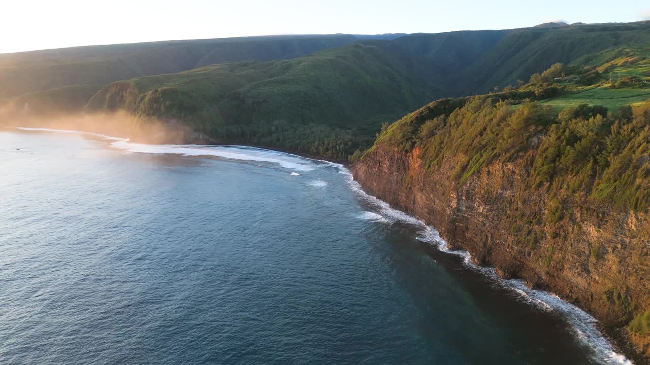 鸟瞰波洛卢海滩和科哈拉海岸线，夏威夷岛，美国。视频素材