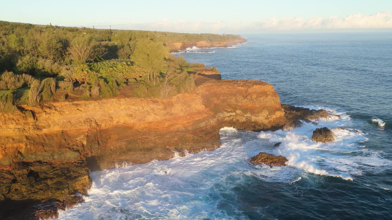 鸟瞰波洛卢，夏威夷岛日落的海岸线。美国。视频素材