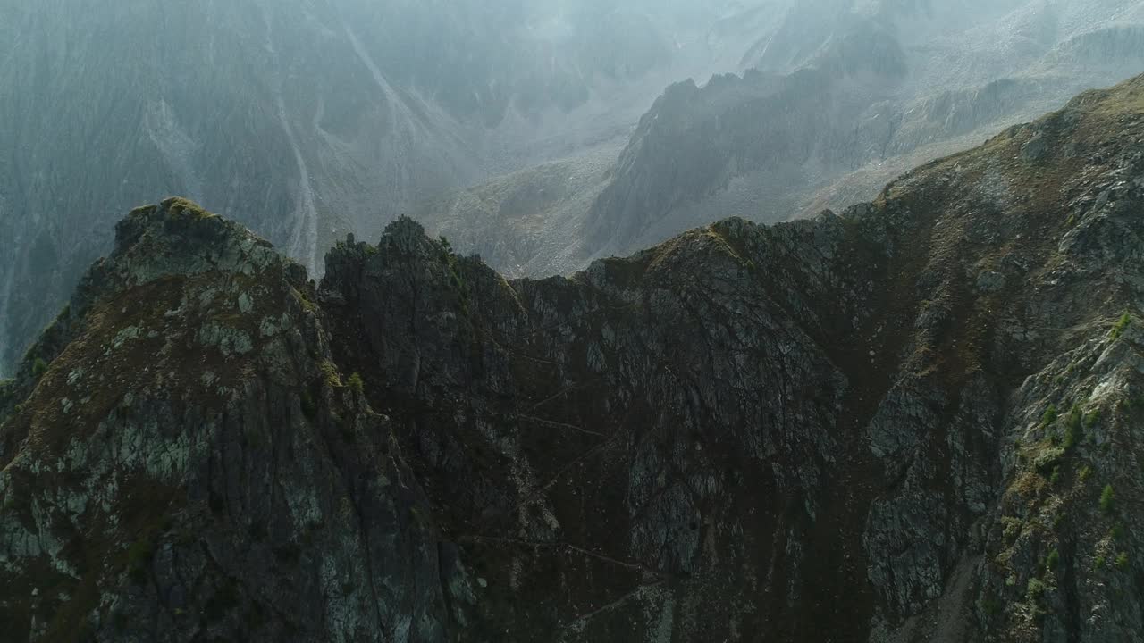 空中无人机拍摄的多岩石的阿尔卑斯山。山链景观优美。阿尔卑斯的山峰。飞越高海拔山峰。视频素材