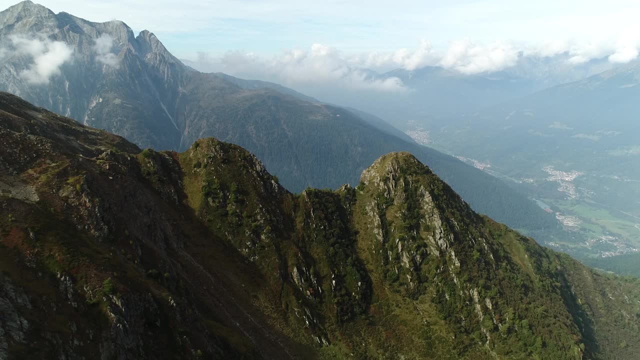 空中无人机拍摄的多岩石的阿尔卑斯山。山链景观优美。阿尔卑斯的山峰。飞越高海拔山峰。视频素材