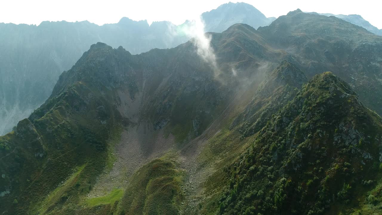 空中无人机拍摄的多岩石的阿尔卑斯山。山链景观优美。阿尔卑斯的山峰。飞越高海拔山峰。视频素材