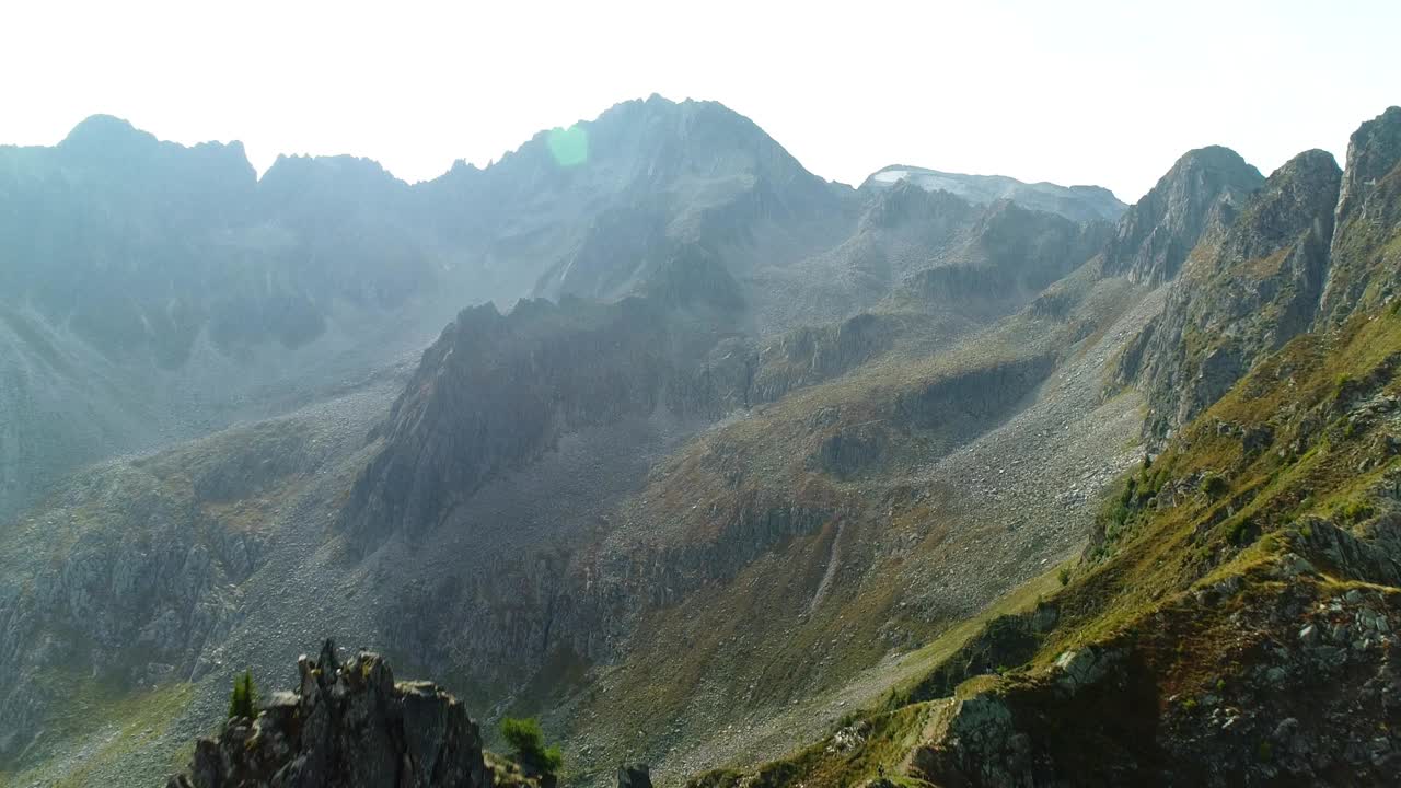 空中无人机拍摄的多岩石的阿尔卑斯山。山链景观优美。阿尔卑斯的山峰。飞越高海拔山峰。视频素材