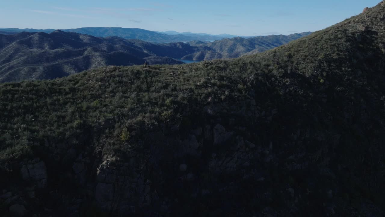 北加州水库与标志性山丘的航拍视频视频素材