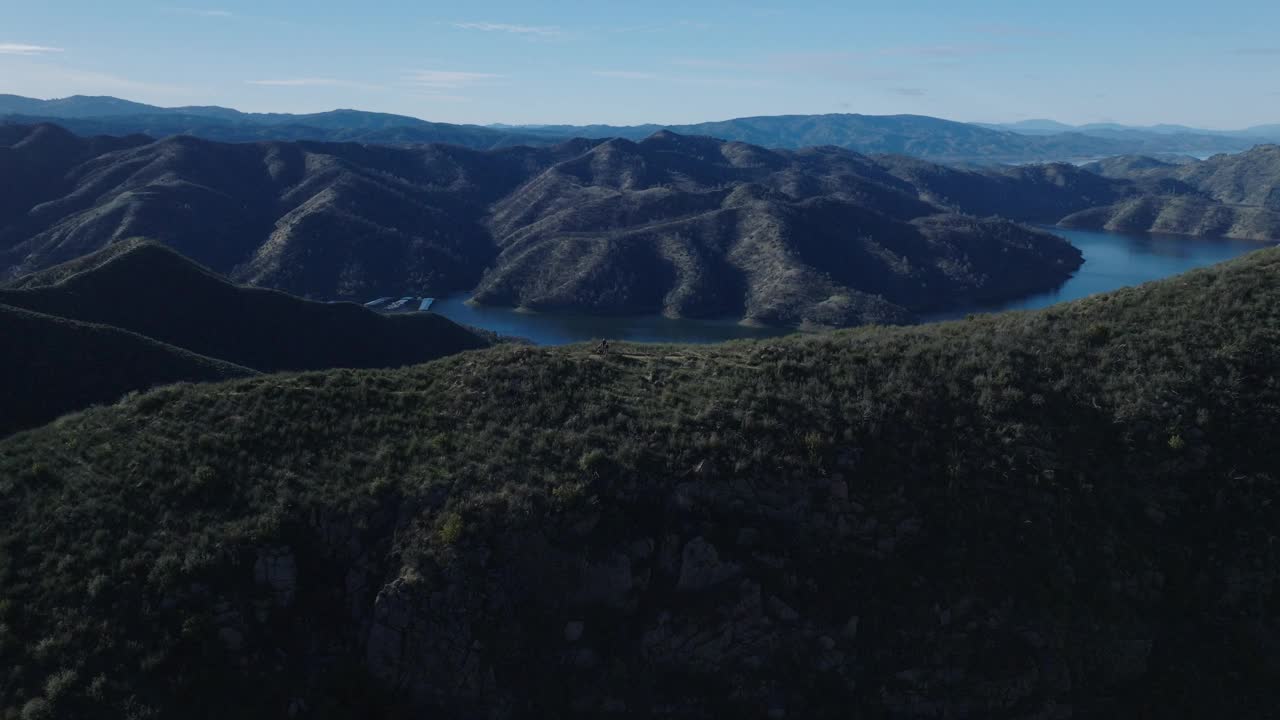 北加州水库与标志性山丘的航拍视频视频素材