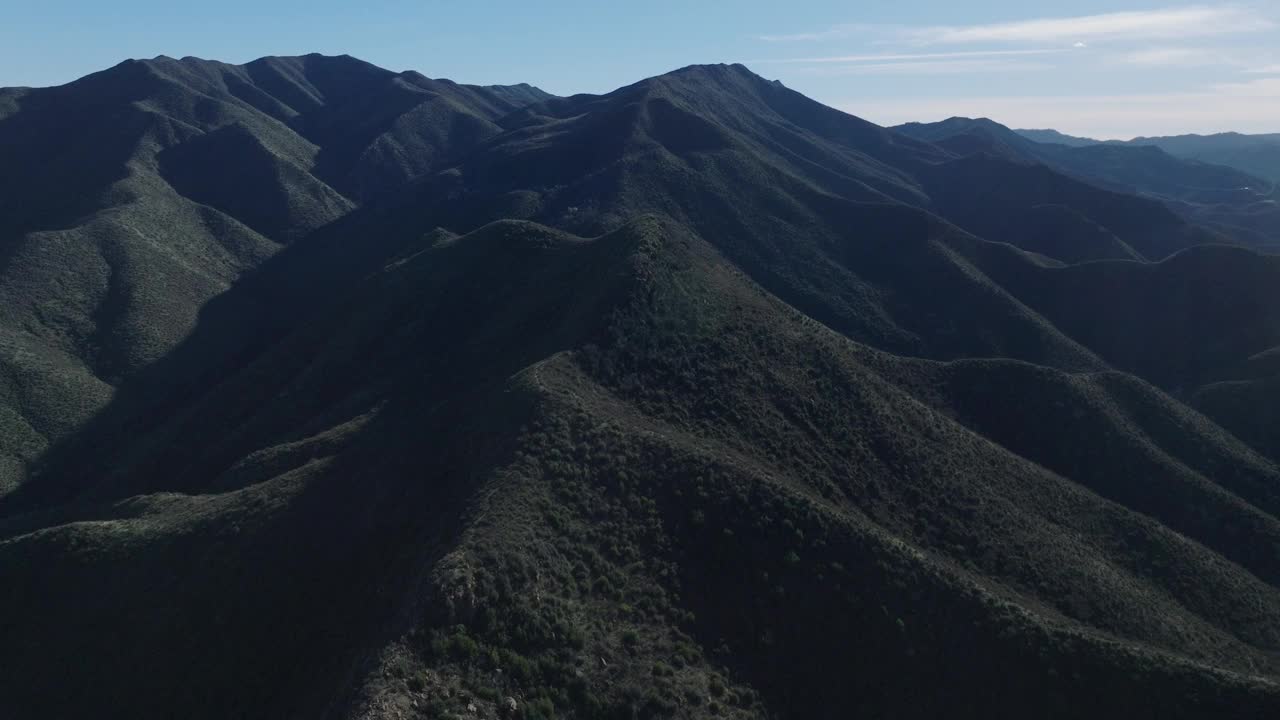 北加州水库与标志性山丘的航拍视频视频素材