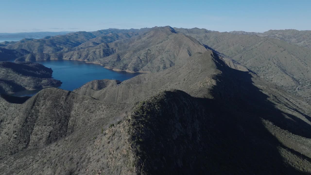 北加州水库与标志性山丘的航拍视频视频素材