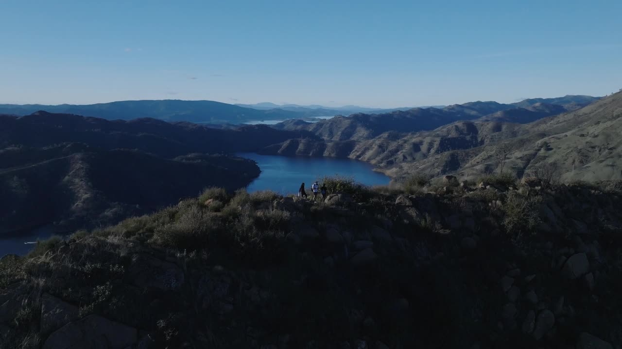 北加州水库与标志性山丘的航拍视频视频素材