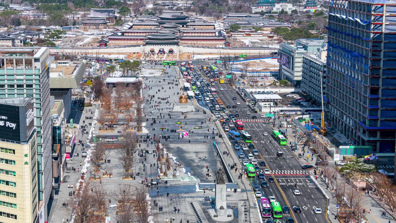 首尔钟路区、世宗路、光化门广场、景福宫、铜像、市中心和冬季雪景视频素材