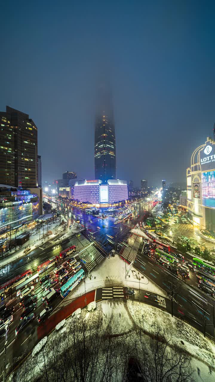 首尔松坡区，乐天世界大厦，市中心和冬季夜晚的雪景视频素材