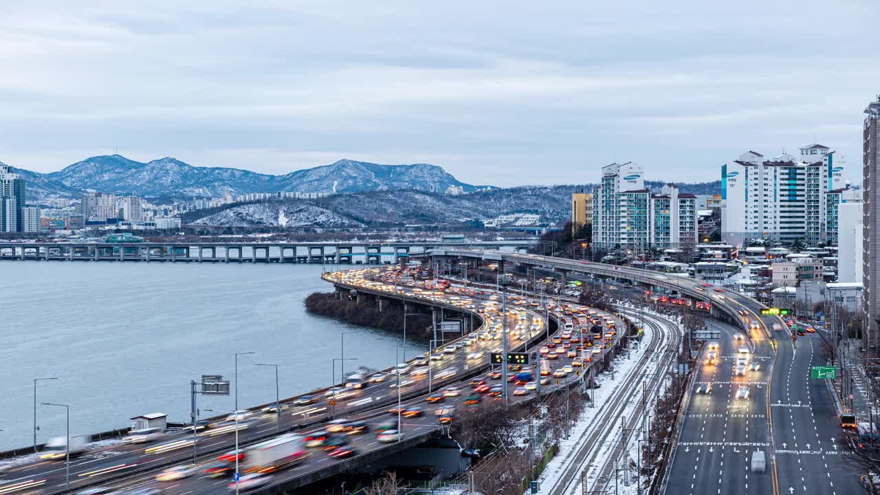 首尔龙山区、江边北路、盘浦大桥、市中心和雪景视频素材