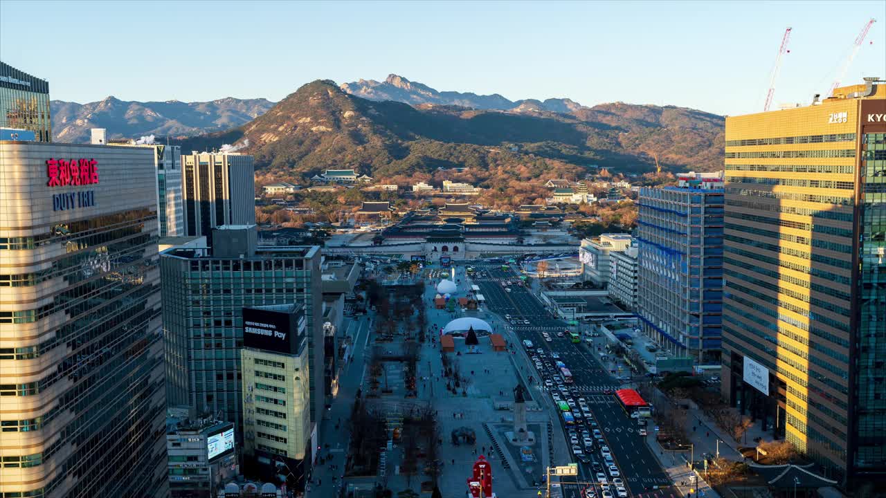 钟路区、世宗路、光化门广场、景福宫、青瓦台、铜像、首尔灯光节、白天和夜晚的市中心和周边地区/韩国首尔视频素材