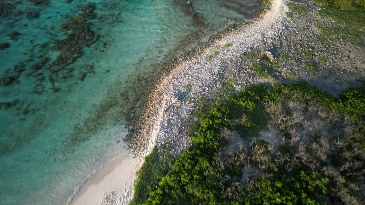 加勒比海堡礁清澈的海水和沙路，阳光反射，鸟瞰图视频素材