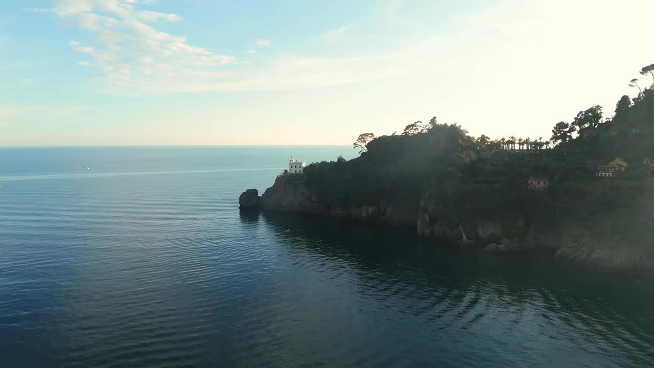 波托菲诺的海岸景观，日落时平静的大海和郁郁葱葱的悬崖，空中视角视频素材