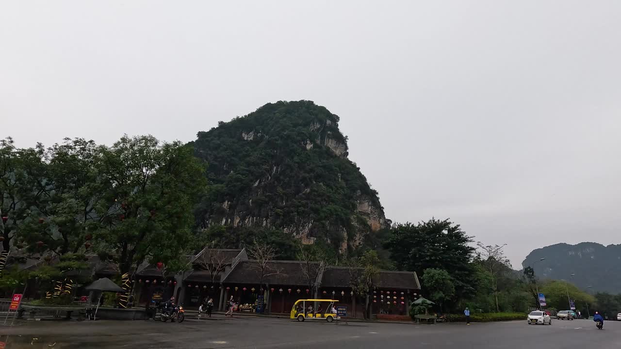 风景优美的山路交通流量视频素材